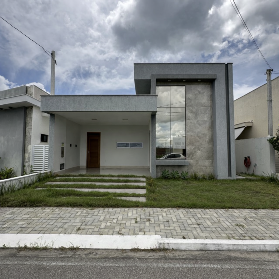 Casa moderna sob céu nublado